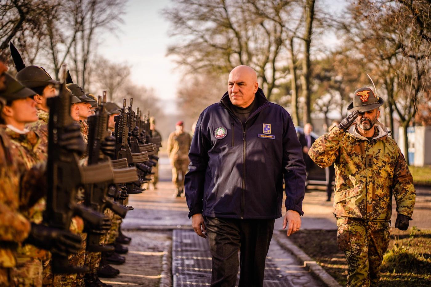 Ucraina, Crosetto: “Batterie antimissili e mezzi terrestri a Kiev”