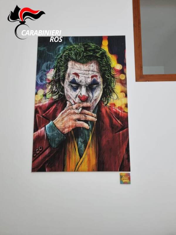 Messina Denaro, nel primo covo un quadro di Joker e il poster de