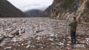 Bosnia, fiume Drina invaso dai rifiuti