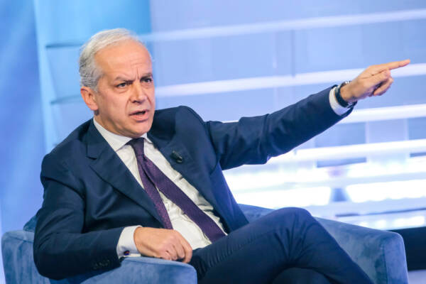La7, trasmissione L’aria che tira ospite Matteo Piantedosi