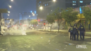 Perù, cortei antigovernativi: nuovi scontri tra manifestanti e polizia