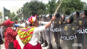 Perù, polizia entra in università ed espelle manifestanti
