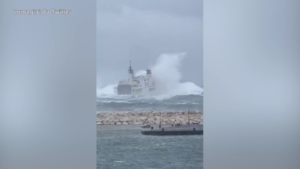 Ponza, traghetto in balia di onde alte 8 metri