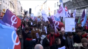 Parigi, manifestazione contro la riforma delle pensioni