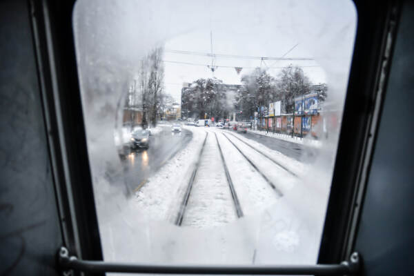 Milano si risveglia sotto la neve: le foto della città imbiancata