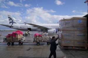 Guerra Russia-Ucraina, soldati greci preparano un aereo carico di aiuti umanitari all'aeroporto di Atene