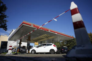Caos benzina Francia: sciopero dei lavoratori delle raffinerie, lunghe code ai distributori
