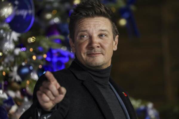 Jeremy Renner ricoverato in condizioni critiche dopo un incidente mentre spalava la neve