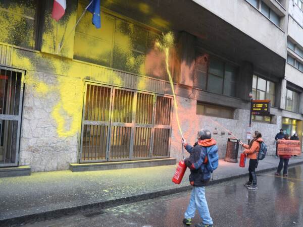 Attivisti di Ultima Generazione imbrattano con la vernice la sede fiorentina del MEF