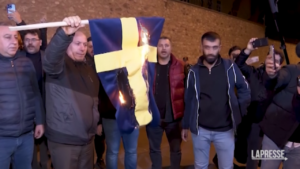 Turchia, manifestanti bruciano bandiera svedese