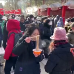 Cina, a Pechino cittadini visitano le fiere per il Capodanno lunare