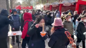 Cina, a Pechino cittadini visitano le fiere per il Capodanno lunare