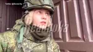 Ucraina, giornalista russa Elsukova ferita da colpo d’artiglieria: il video