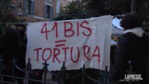 Cospito, Zerocalcare in piazza a Roma con gli anarchici