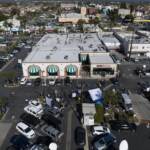 California, il video dell’eroe che disarma killer