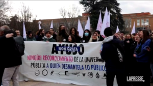 Spagna, Isabel Díaz Ayuso contestata da studenti