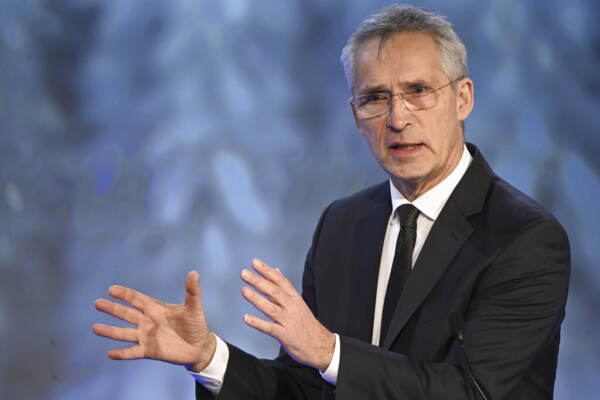 Ucraina, Stoltenberg: “A Kiev servono armi più pesanti”