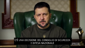 Ucraina, Zelensky: “All’estero solo per viaggi governativi”