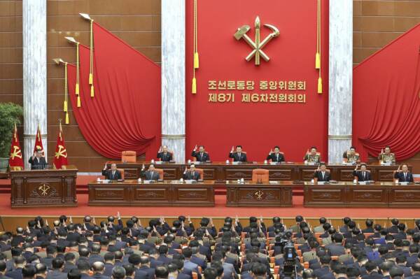 Kim Jong Un durante una riunione del Partito dei lavoratori della Corea a Pyongyang