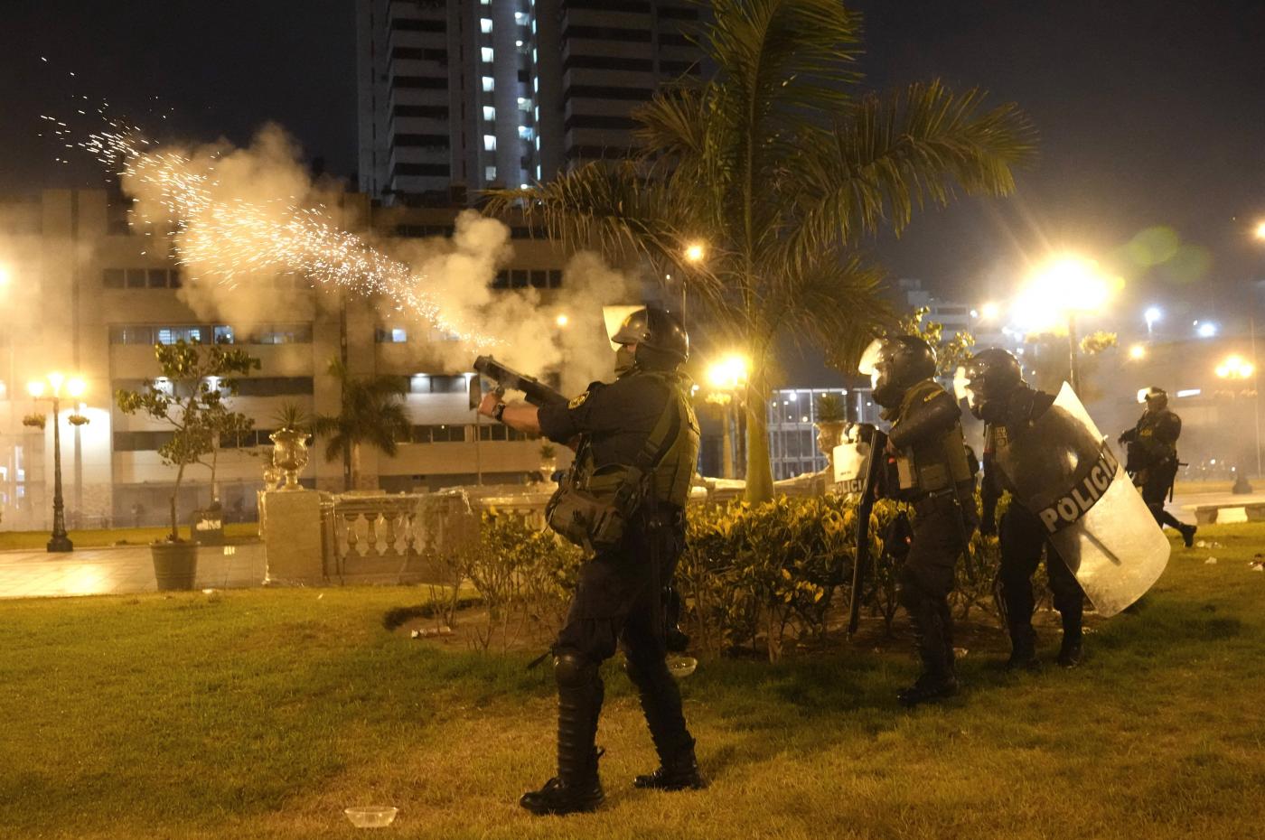 Perù, proteste e scontri: lacrimogeni