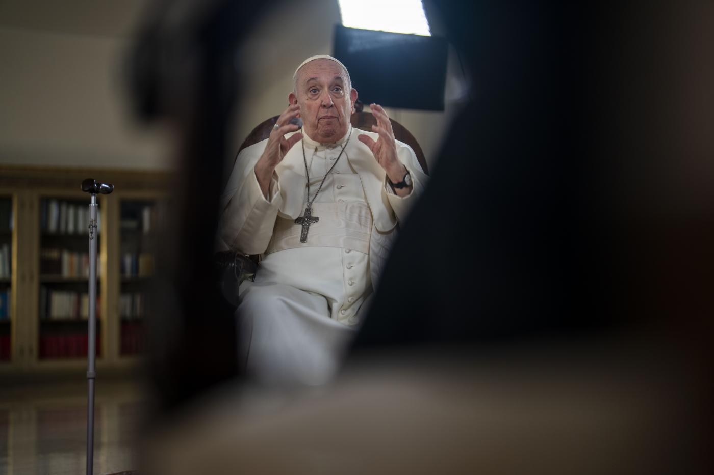 Papa Francesco: “Omosessualità peccato ma non crimine”