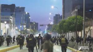 Perù, scontri e feriti in manifestazione