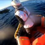 Migranti, la Geo Barents soccorre un gommone in difficoltà