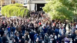 Libano, manifestanti tentano irruzione a Palazzo Giustizia