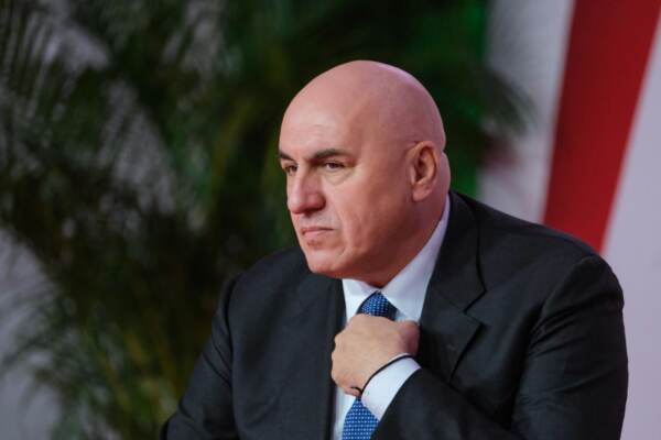 Ucraina, Crosetto: “Italia invierà armi di difesa a Kiev”