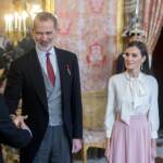 Spagna, ambasciatore Iran non stringe mano a regina Letizia