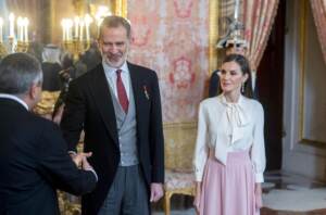 Spagna, ambasciatore Iran non stringe mano a regina Letizia