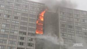 Chicago, incendio in grattacielo: un morto