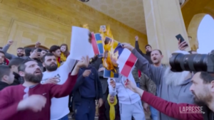 Libano, manifestanti bruciano bandiere Svezia e Olanda