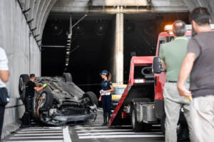 Milano, auto inseguita dai Carabinieri si ribalta nel tunnel di via Gattamelata