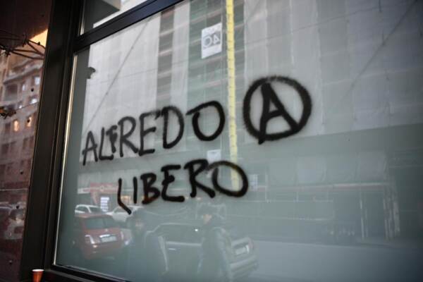 Torino - Presidio anarchico in favore di Alfredo Cospito