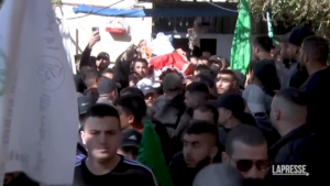 Cisgiordania, folla al funerale di un palestinese ucciso a Jenin
