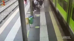 Monza, 15enne spinto sotto treno: il video