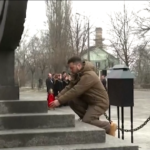 Ucraina, Zelensky accende la lampada al Memoriale dell’Olocausto
