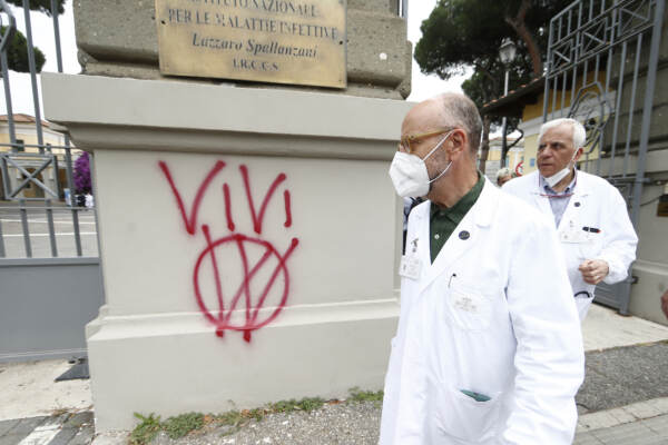 Scritte No Vax sul muro dell’Istituto Nazionale per le Malattie Infettive Lazzaro Spallanzani