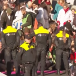 Olanda, attivisti clima bloccano strada a L’Aja: arresti