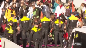 Olanda, attivisti clima bloccano strada a L’Aja: arresti
