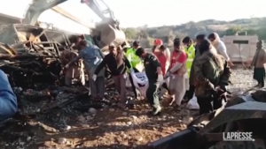 Pakistan, pullman in un burrone: almeno 40 morti