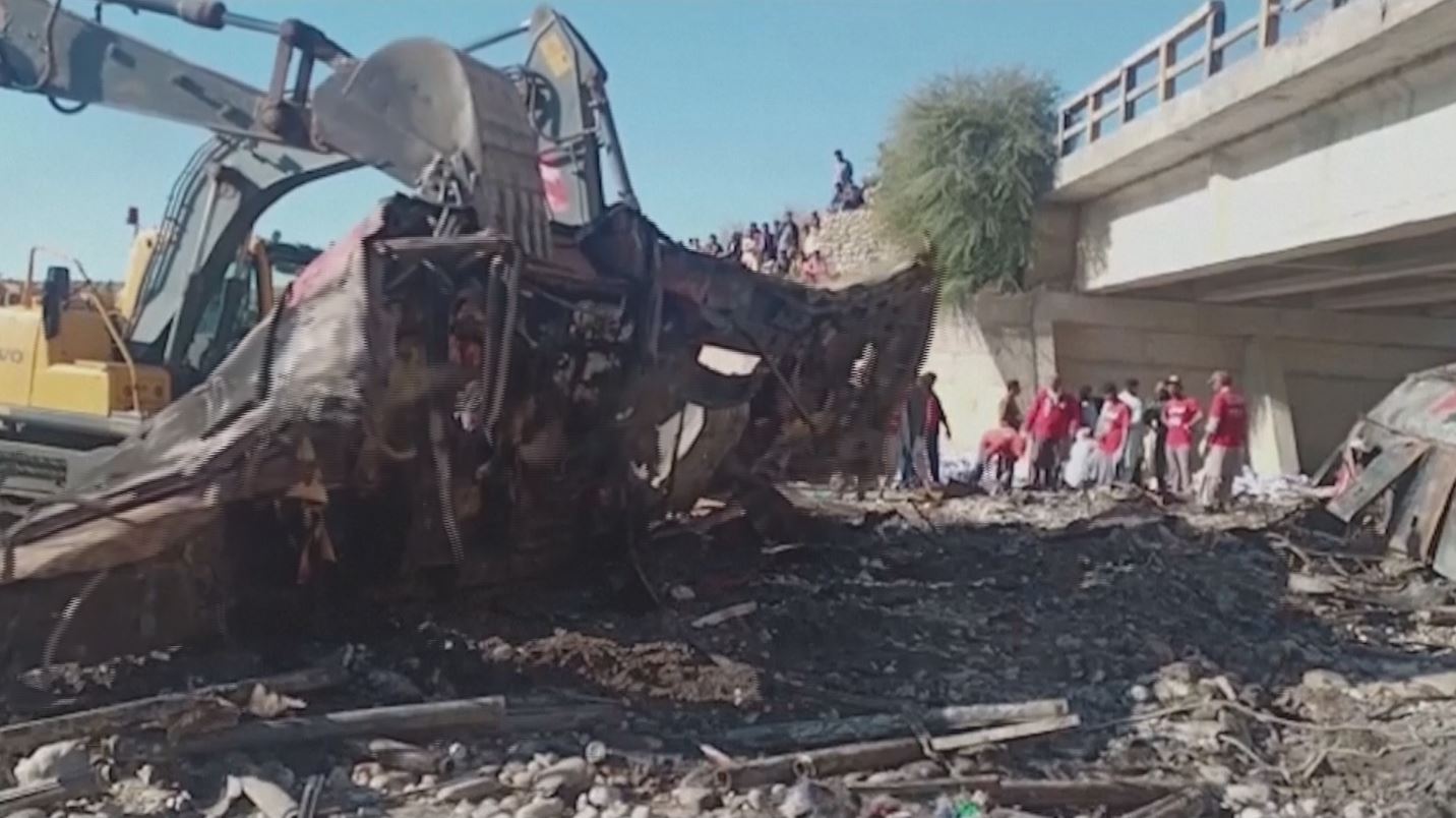 Pakistan, pullman in burrone: decine di morti