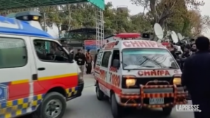 Pakistan, bomba in moschea: almeno 34 morti