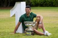 Novak Djokovic posa con la coppa vinta agli Australian Open 2023