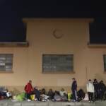 Migranti, a Milano 350 in coda davanti a ufficio immigrazione