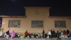 Migranti, a Milano 350 in coda davanti a ufficio immigrazione