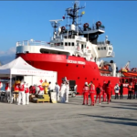 Migranti, Ocean Viking a Marina di Carrara