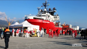 Migranti, Ocean Viking a Marina di Carrara