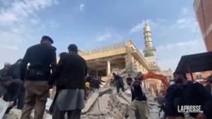Pakistan, talebani rivendicano attentato a moschea